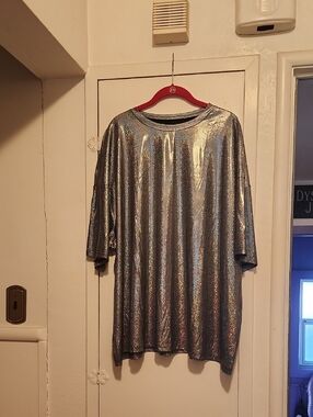 🔥Women’s Holographic Shimmery Silver Metallic Tee - Relaxed Fit